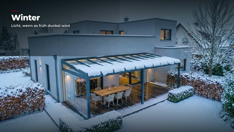 Winterabend mit beleuchteter Terrasse
